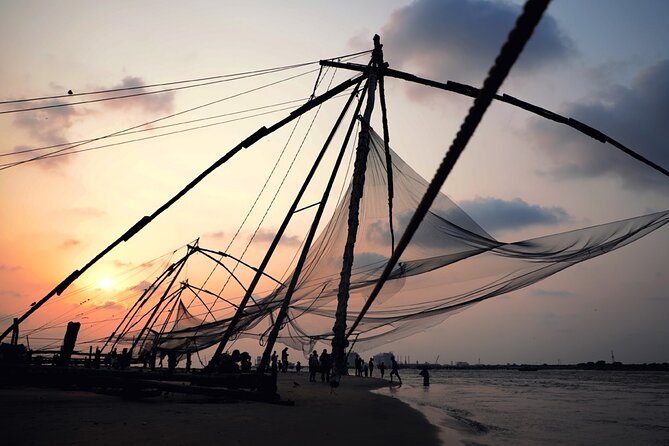 5 Days Luxury Kerala Tour with Houseboat Experience - Alleppey backwaters on Day 4: houseboat lunch stop, cruise until 5:30, then anchored overnight