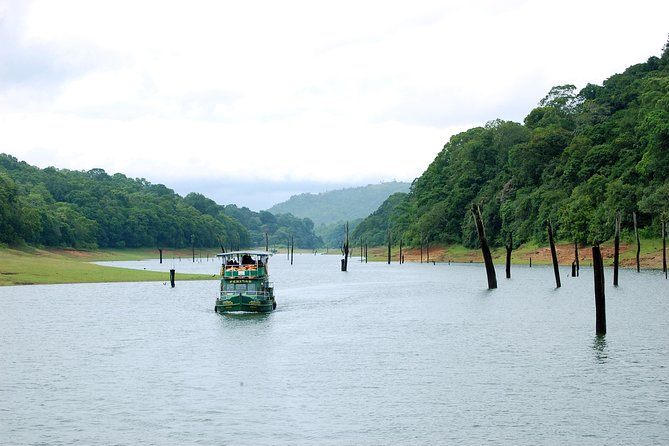 5 Days Private Kerala Tour Package by Saffron India Tours - Day 4: Alappuzha backwaters, beach time, and your boat choice