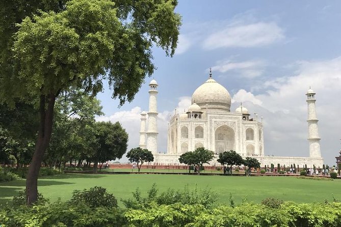 Agra: Skip the Line Taj Mahal and Agra Fort Private Tour - Smooth entry at the Taj Mahal: what to expect at the first stop