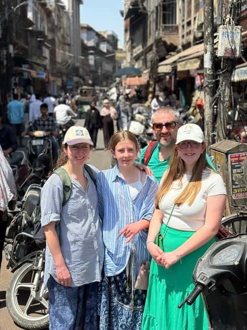 Agra: Street Food Walking Tour, Spice Market, & Tuk-tuk Ride - Kinari Bazaar: jewelry, textiles, and your first real taste of market life