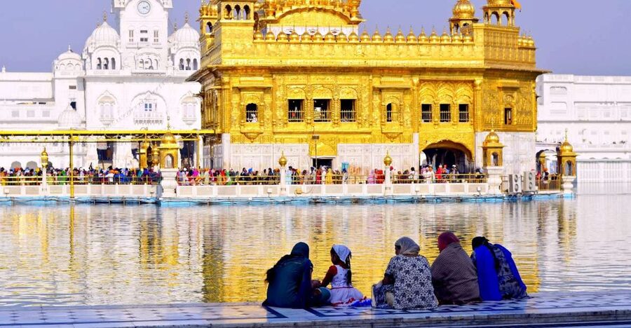 Amritsar : Golden Temple and Jallianwala Bagh Private Tour - Entering the Golden Temple and Touring the Community Kitchen