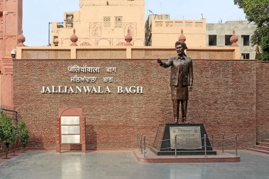 Amritsar: Small Group Sightseeing Tour with Wagah Border - Wagah Border Ceremony: Flag-Lowering, Handshake, and the Crowd Energy