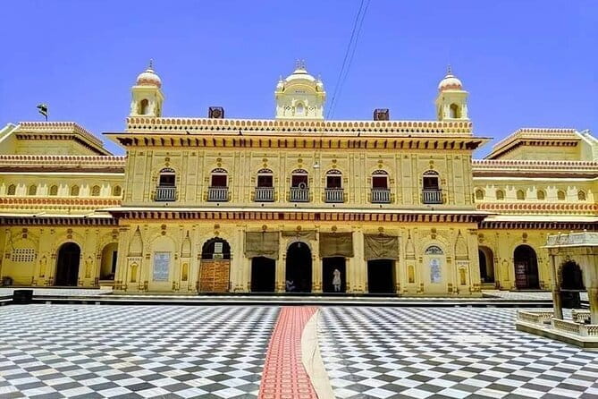 Ayodhya Private Tour & VIP Darshan -Special support for Seniors - Hanuman Garhi Mandir: the right warm-up before the Ram sites