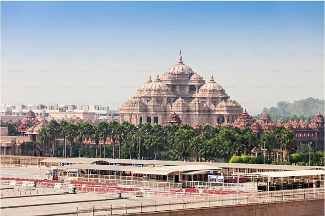 Ayodhya Private Tour & VIP Darshan -Special support for Seniors - Ram Ki Paidi and Saryu Ghat: the evening payoff with laser show and aarti