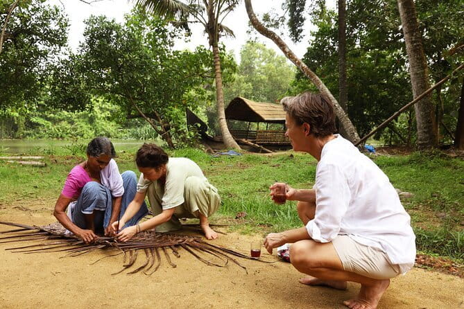 Backwater Tour from Cochin - Open canoe through narrow canals: closer angles, slower breathing