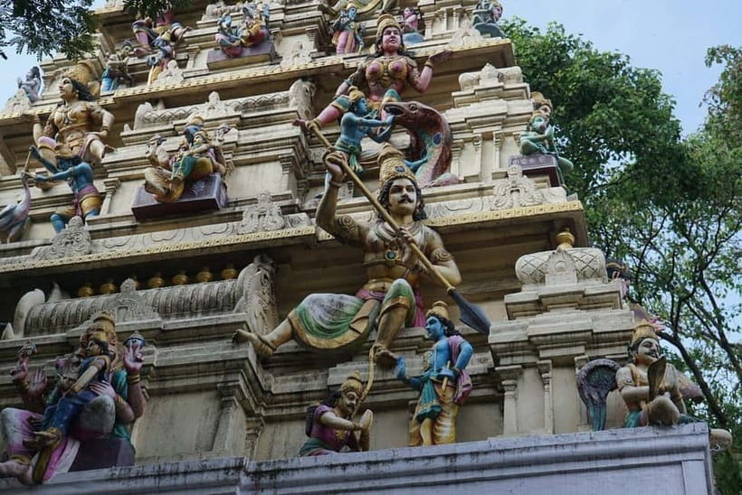Bangalore: Palace, Temples, Fort & Markets Walking Tour - Bangalore Fort and the Power Timeline: Fort Walls You Can Actually Read