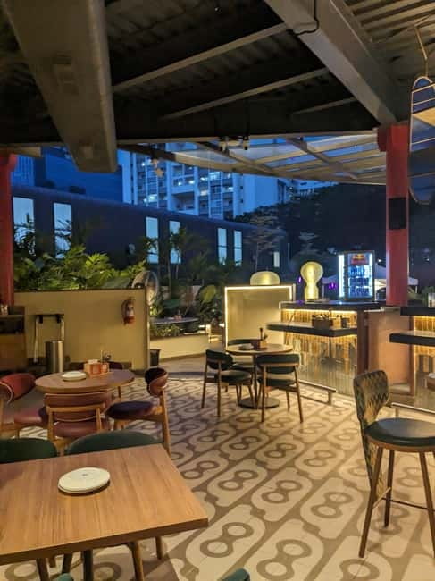 Bangalore:The Original bengaluru pub crawl - Meeting Chandan at By Chance, then letting the night run