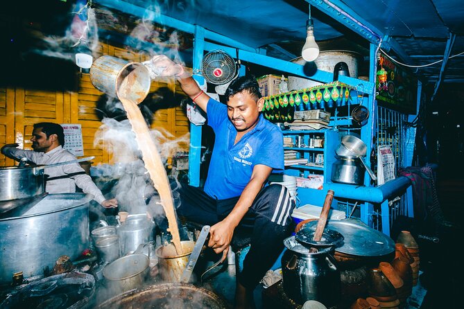 Bengali Nights Kolkata Food Tour with 13+ Tastings - Why this Kolkata night food tour feels different