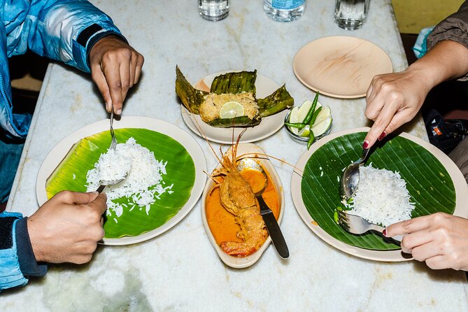 Bengali Nights Kolkata Food Tour with 13+ Tastings - Meeting at Esplanade and getting your bearings fast