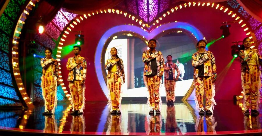 Bollywood Filmcity tour with Dance show. - Pickup and Gate No 1: The Part Where Timing Matters