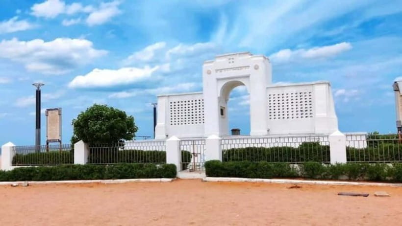 Chennai: Private Day Tour with Transportation and Tickets - Santhome Cathedral Basilica and St. George’s Cathedral, where two churches tell two chapters