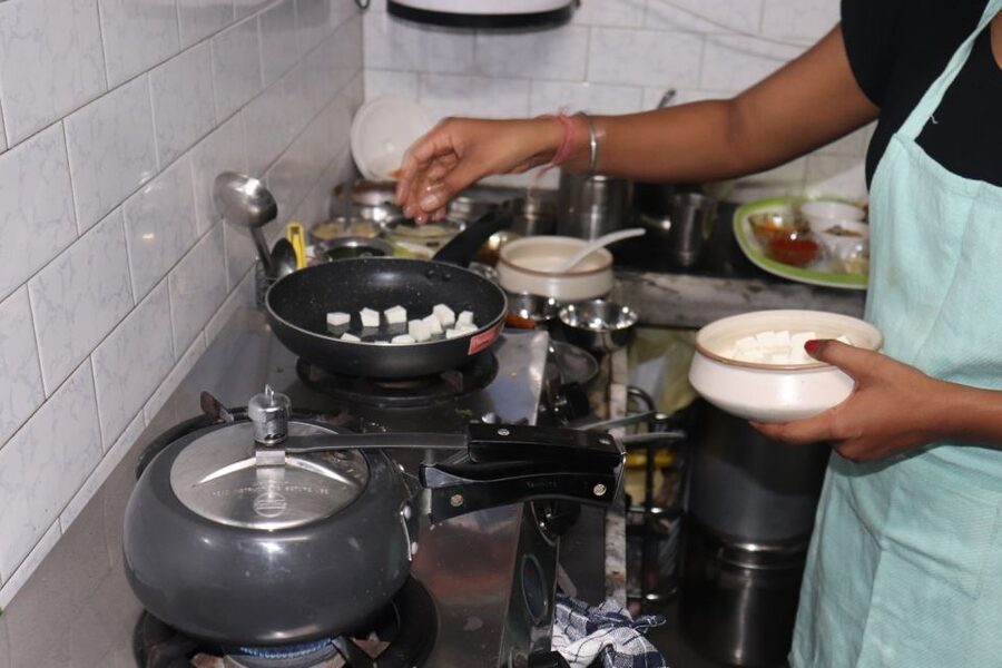 Cooking class and dinner with Rekha family with full meals - The rhythm of the evening: meet, cook, eat, then talk culture