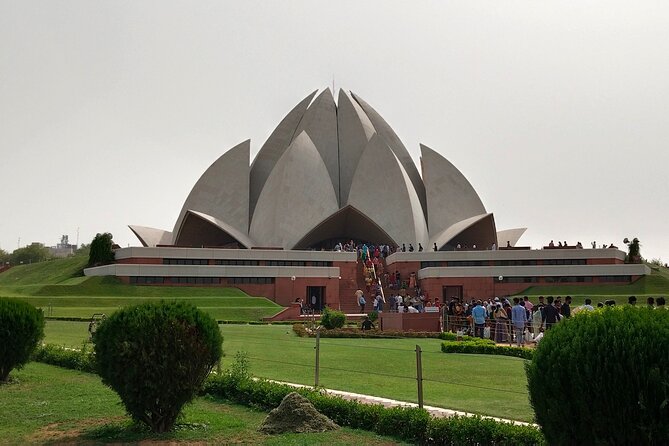 Delhi's historical 7 hours experience tour - Stop 1: Jama Masjid, a Mughal giant in red sandstone and white marble