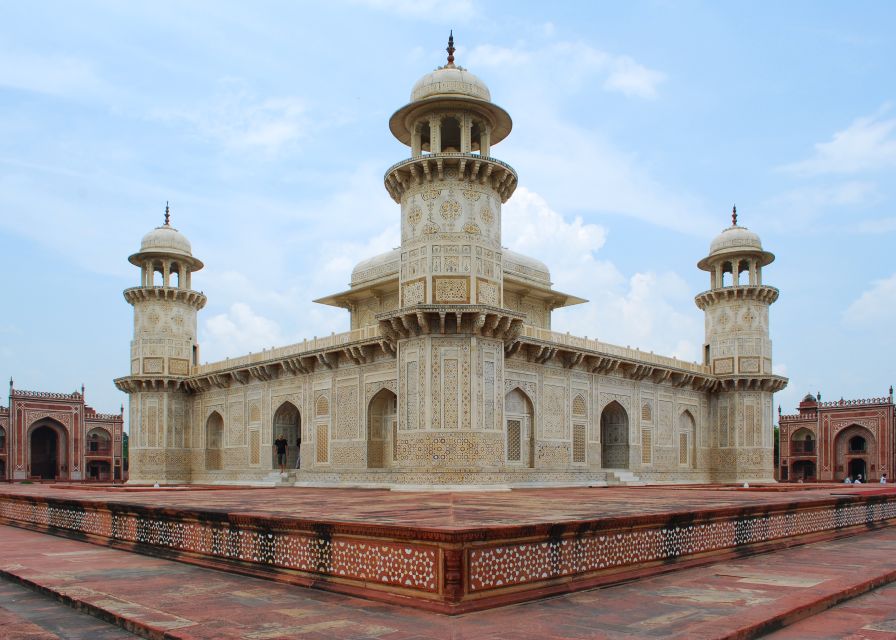 Delhi: Taj Mahal & Agra Fort Private Tour with Baby Taj - The guide is the product: photo help and patient explanations