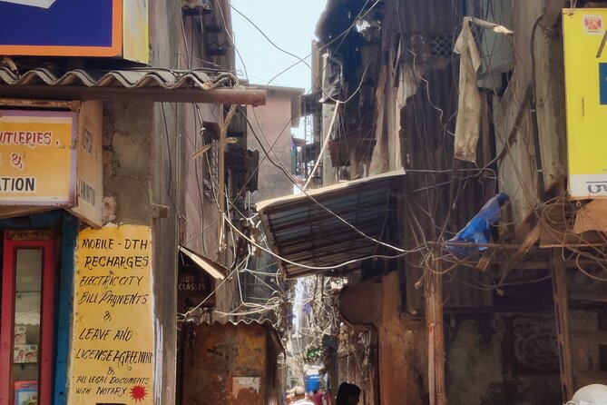 Dharavi Slum Walking Tour: Mumbai’s Inspiring Small Industries - Residential lanes and daily life, why the tour switches gears