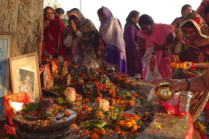 Explore the Highlights of Varanasi - Vishwanath Gali and the old-city streets around temple life