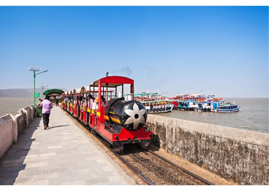 From Colaba: Half-Day Sightseeing Tour with Elephanta Caves - Snacks, Water, and the Guide’s Local Explanation