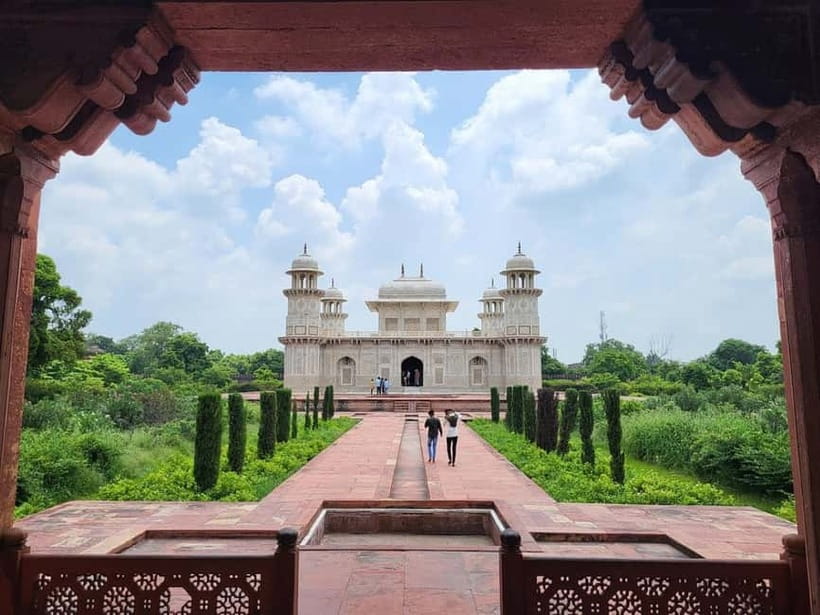 From Delhi: Private Taj Mahal Day Tour By Car and Driver - Rooftop breakfast with a view, and how to use it well