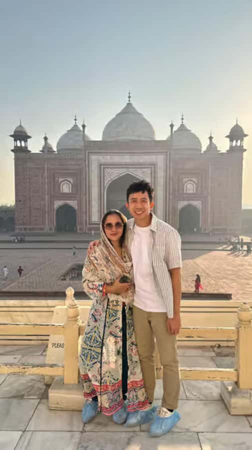 From Delhi: Same Day Taj Mahal Tour with lunch in 5 star - Door-to-door pickup from Delhi, AC private car, and the drive to Agra