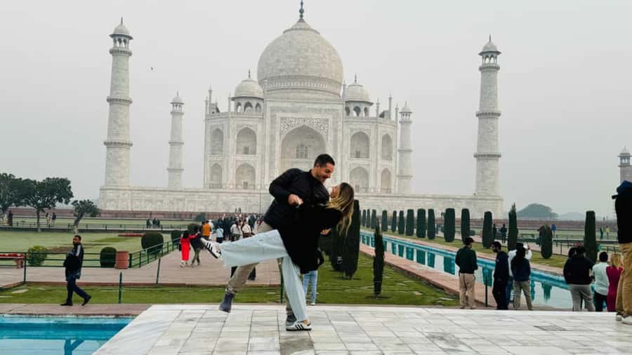From Delhi: Same Day Taj Mahal Tour with lunch in 5 star - Agra Fort: the Mughal power base behind the scenes of the Taj