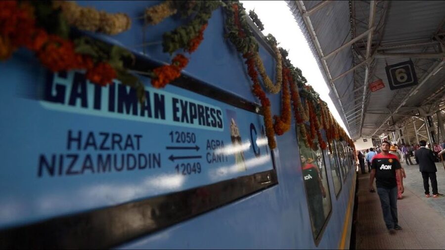 From Delhi: Taj Mahal & Agra City Tour By Gatiman Train - Lunch at a 5-star hotel and train dinner: eating without ruining the flow