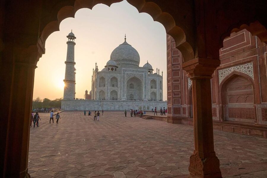 From Delhi: Taj Mahal & Agra City Tour By Gatiman Train - Morning pickup and the easy run to Hazrat Nizamuddin Station