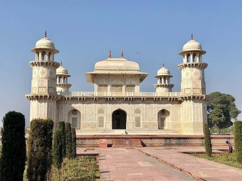From Delhi: Taj Mahal & Agra Day Tour with Fatehpur Sikri - What to bring and how to dress for a 12-hour monument day