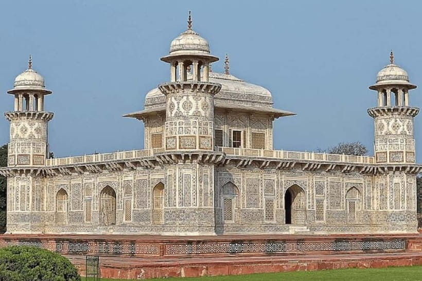 From Delhi: Taj Mahal & Agra With Fatehpur Sikri Day Tour - Guides and Languages: Why the Person in Charge Changes Everything