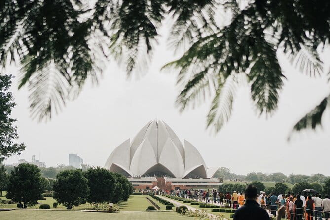Full Day 8 Hours Old and New Delhi City Tour. - A very long Delhi circuit that starts at 8:00 AM