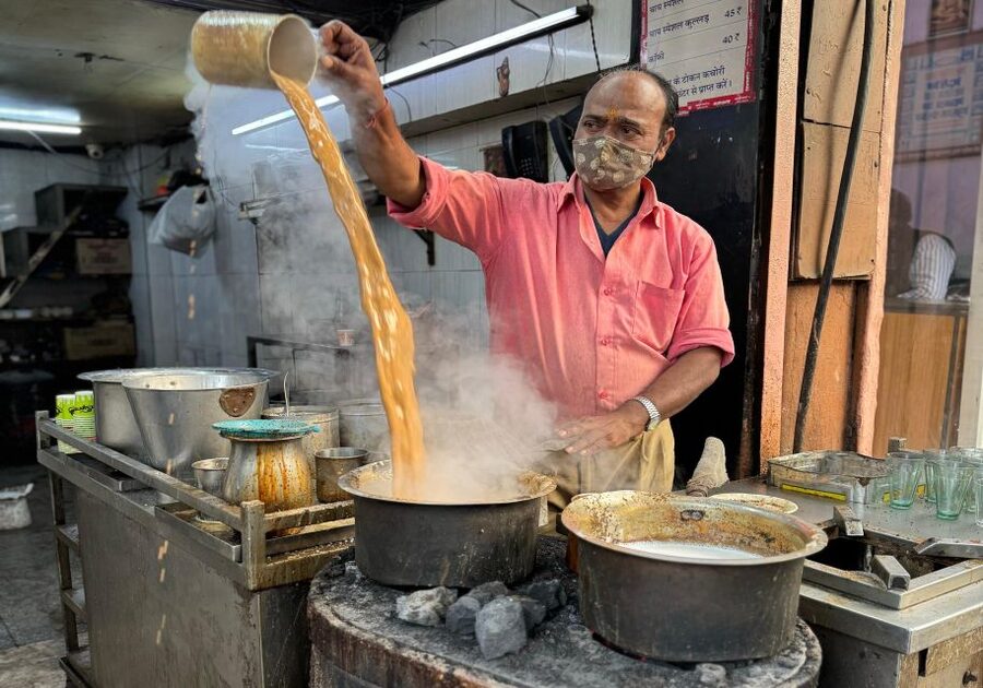 Heritage Walk & Street Food Tasting in Jaipur - Chaura Rasta stop: tea, street snacks, and how to read a market
