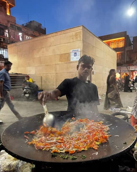 Heritage Walk & Street Food Tasting in Jaipur - Choti Chaupar and Chhoti Chopad: temples, wells, metal beaters, and bangles