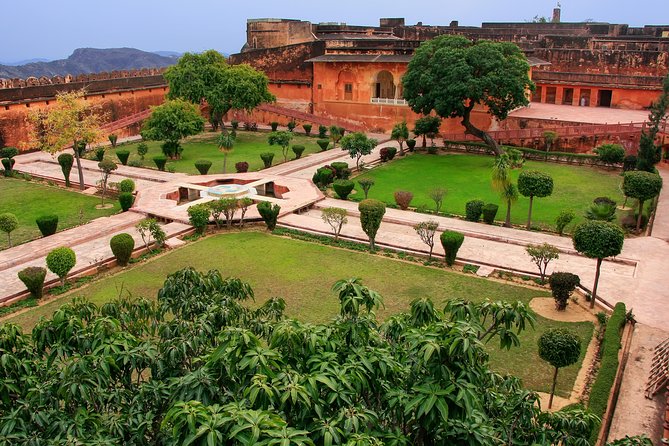Jaipur Amer Fort, Jal Mahal & Stepwell Private Half-Day Tour - Hawa Mahal and a free temple stop that feels local