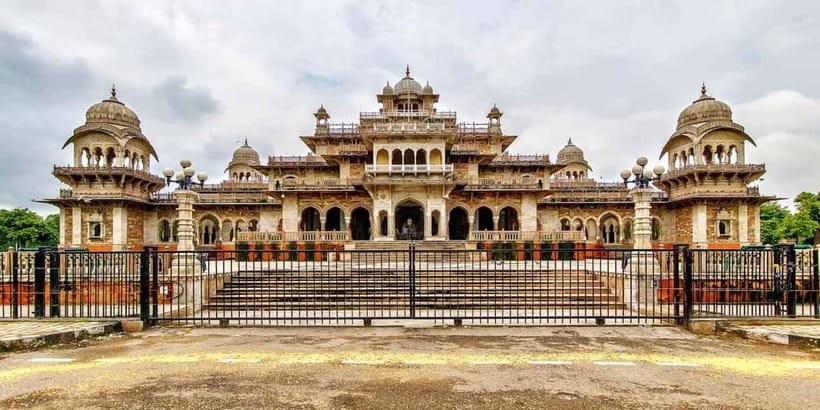 Jaipur: Full-Day Private Sightseeing Tour by Tuk Tuk - Panna Meena ka Kund and Jal Mahal: water stops that break up the day