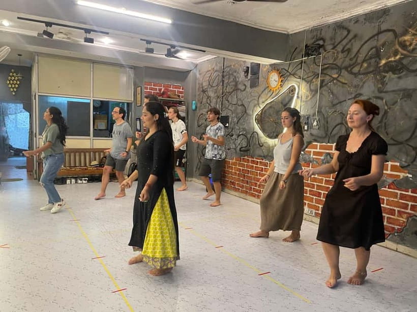 Jaipur: Namaste Bollywood l Dance like a Star - The pre-class culture and music intro that makes Bollywood click