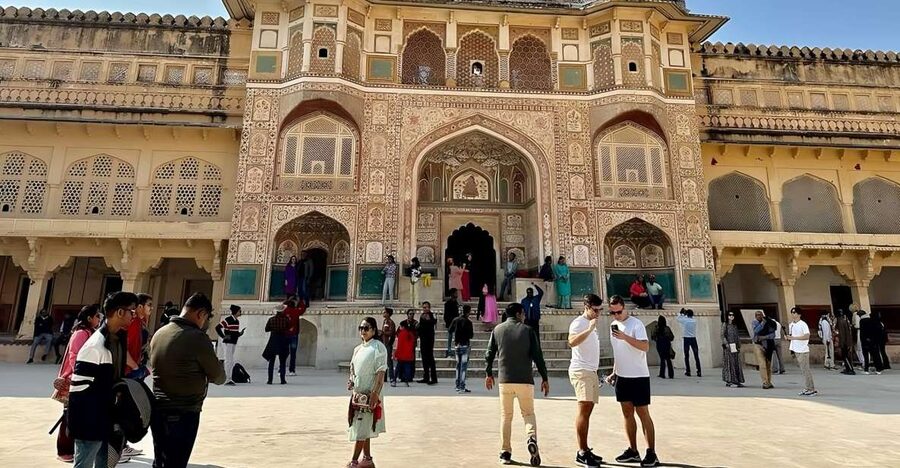 Jaipur Private City Tour with Hotel Pick-Up & Drop 4 - 8 Hrs - Hawa Mahal Photo Facade, Gatore ki Chattriyan Quiet Time, and Patrika Gate