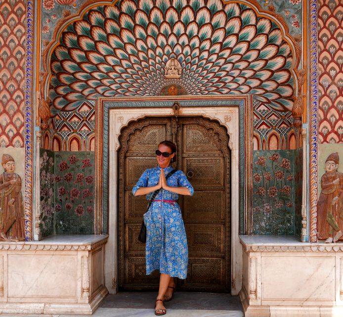 Jaipur: Private Full Day City Sightseeing Tour with Guide - Amber Fort: fort life, Hindu and Muslim influences, and the Mirror Palace payoff