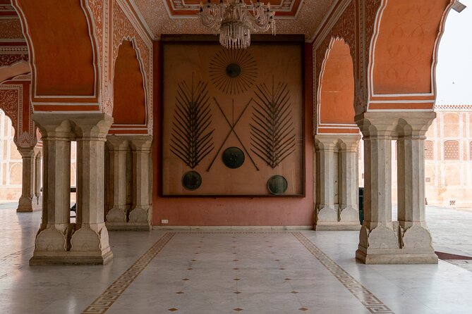 Jaipur Private Full Day Tour w/ AC Car & Guide (Eng, Esp, Fr, It) - Hawa Mahal: the façade you understand after someone explains it