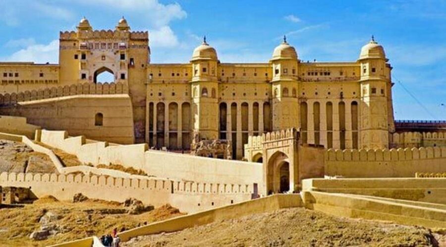Jaipur sightseeing tour with monkey temple (Galta ji temple) - City Palace and Hawa Mahal, two facades with very different jobs