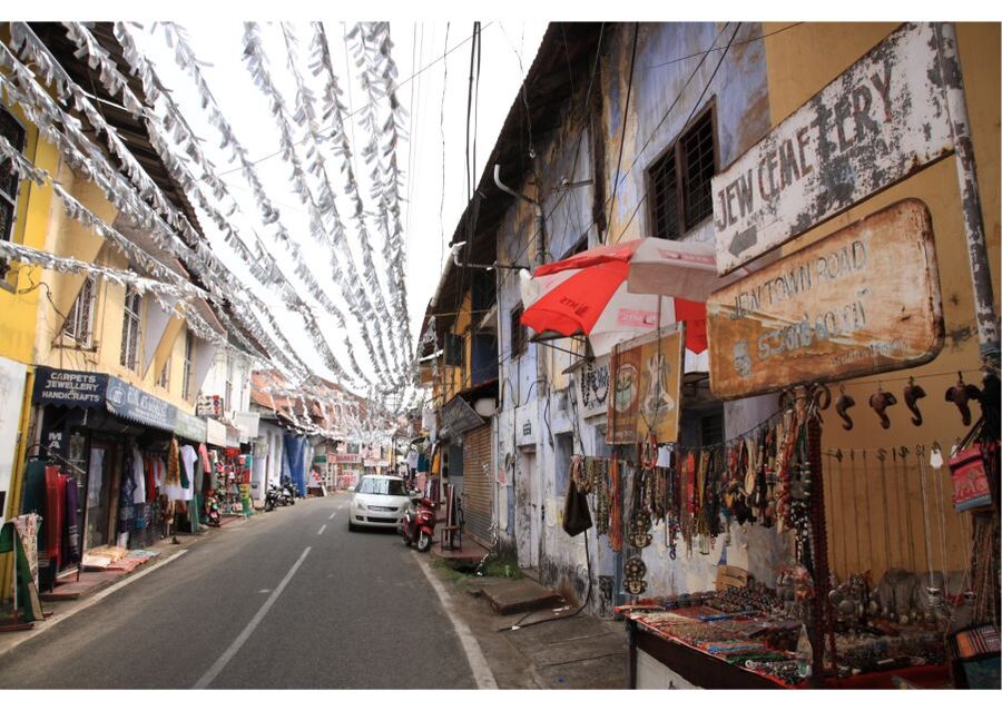 Kochi: Jewish Town Guided Walking Experience - Jewish Cemetery homage, short walk, big mood