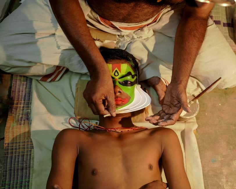 Kochi: Kathakali, Theyyam, and Kalaripayattu Evening Show - Kalaripayattu (Kalari): martial arts that looks like controlled chaos