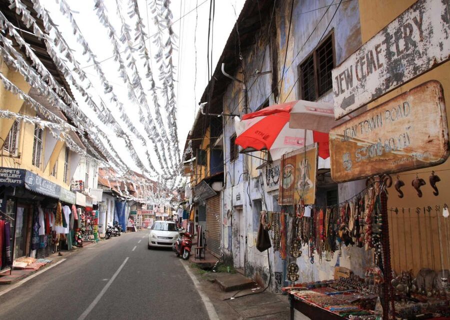 Kochi: Local Street Food Guided Walking Tour with Tastings - Where You Start Near T.D High School and What to Wear for 2 Hours
