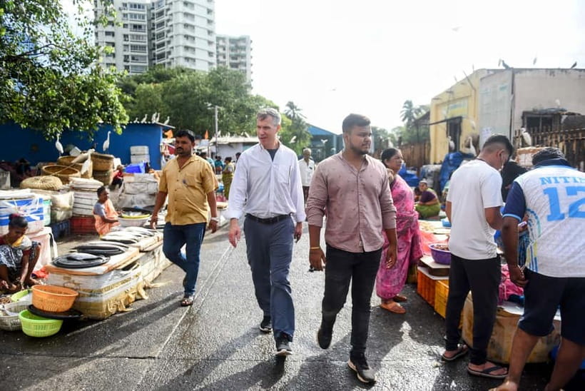 Mumbai by Dawn: Market Tour of Flowers, Fish, and More - Dadar Flower Market and Vegetable Market: where morning color turns into business