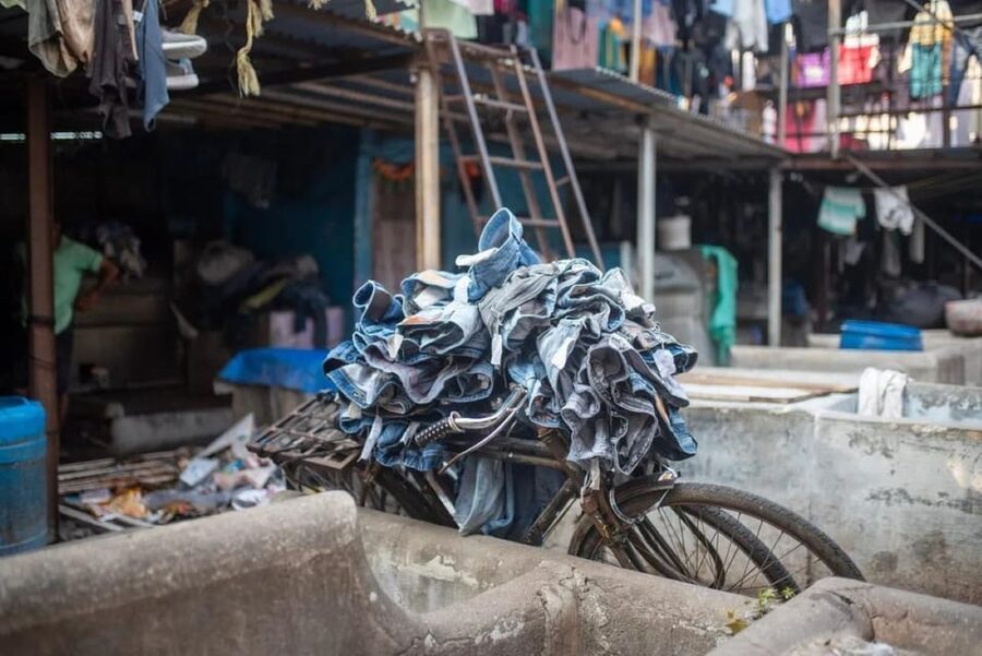 Mumbai: Dharavi Slum and Dhobi Ghat Laundry Tour - The 15-minute local train ride: a small slice of Mumbai’s pace