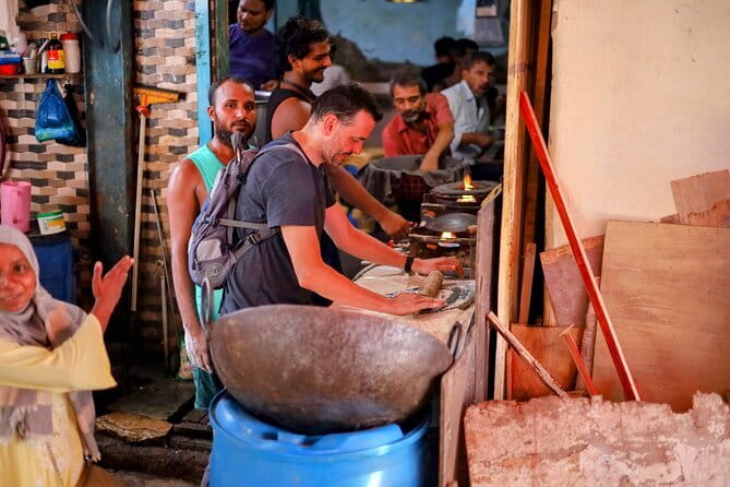 Mumbai Dharavi Slum, Dhobi Ghat & Dabbawala Lunchbox Tour - Stop 1: Dabbawala Tribute Statue, where the lunchbox system becomes real