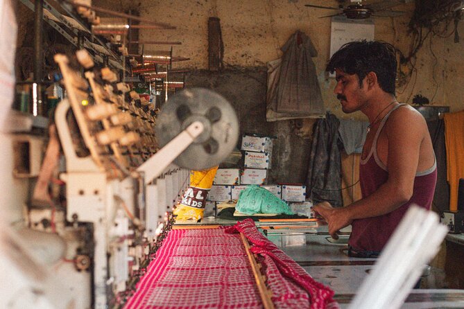 Mumbai Dharavi Slum Tour With Local English Guide - Getting Oriented at Mahim Station, Then Walking In