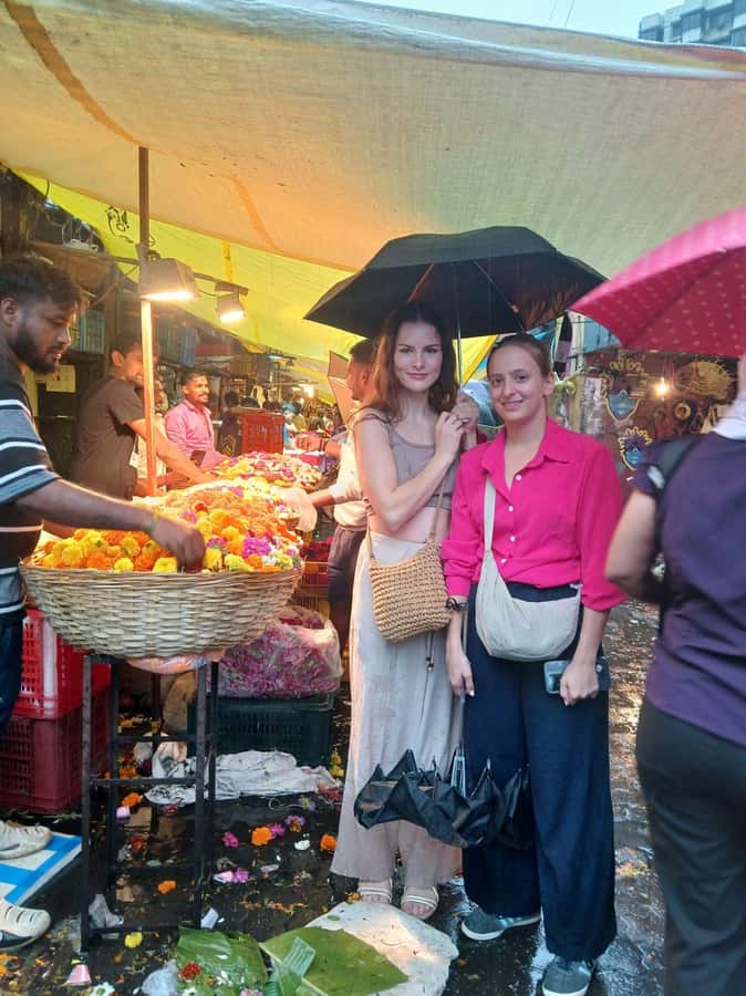 Mumbai:Dhobi Ghat Laundry,Dharavi Slum & Flower market Tour - From Churchgate Station to Dhobi Ghat on Real Train Time
