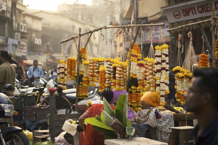Mumbai: Early Morning Bicycle Tour - From the Gateway of India to Victoria Terminus and Crawford Market