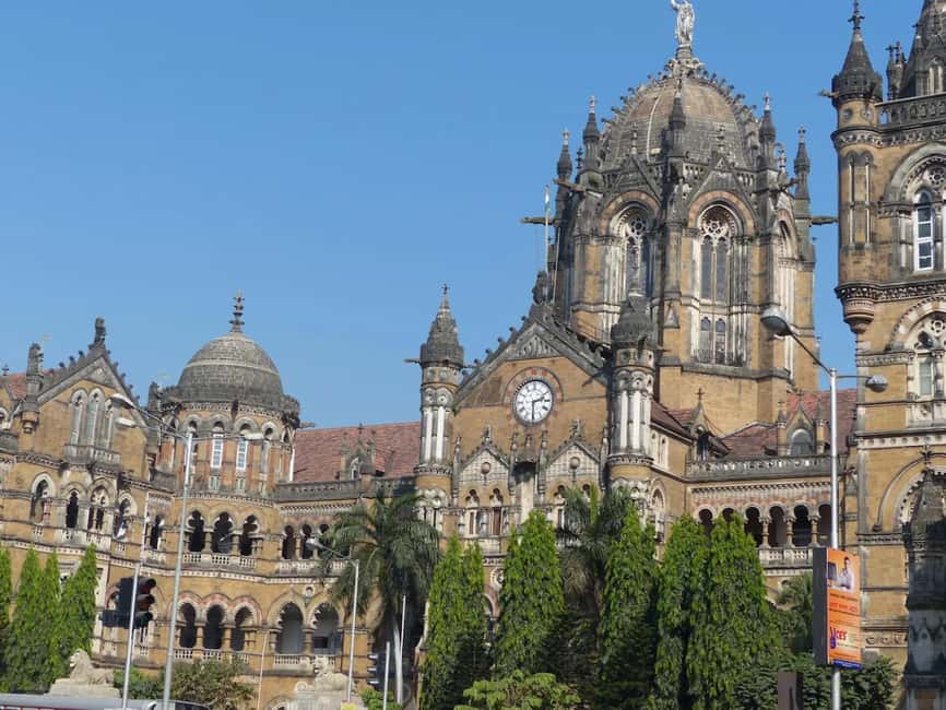 Mumbai: Exclusive Tour with Dharavi Slum & Elephanta Cave - First Stop: The Gateway of India and Harbor Photo Time