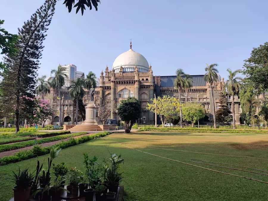 Mumbai Half-Day Guided Tour with Dhobi Ghat - Haji Ali and Oval Maidan: landmarks plus breathing space