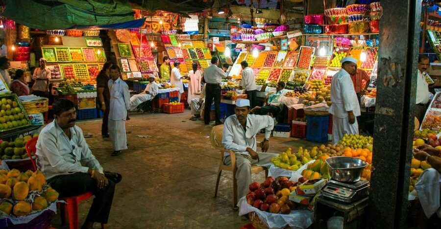 Mumbai: Local Markets & Temples Tour - From Regal Cinema to the wholesale lanes by black cab
